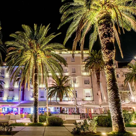 Sandra With Balcony Apartment
