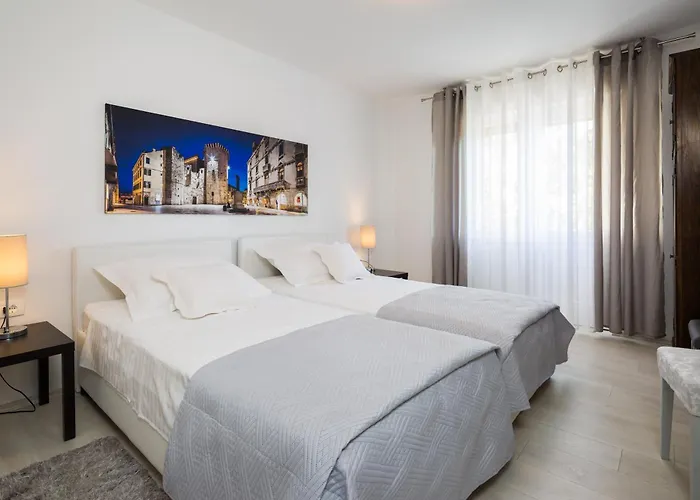 Sandra With Balcony Apartment *