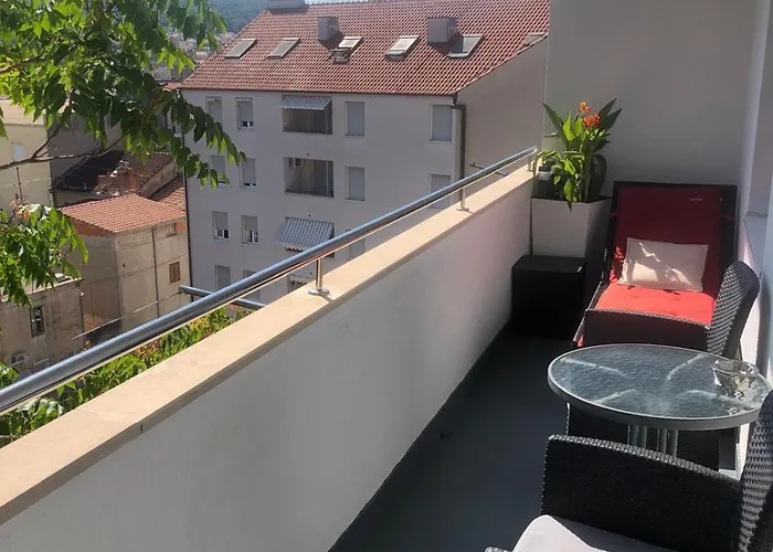 Sandra With Balcony Apartment