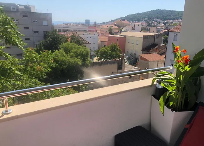 Sandra With Balcony Apartment Split